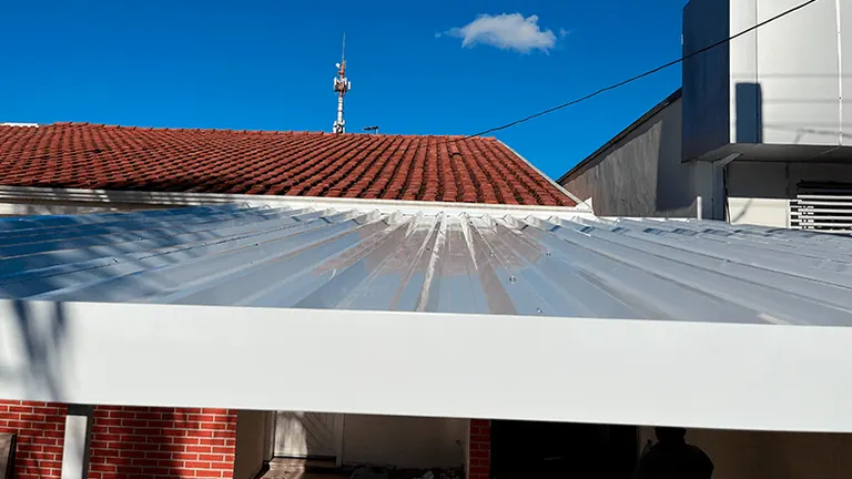 Cobertura de telha sanduíche isotérmica instalada em área gourmet em Curitiba
