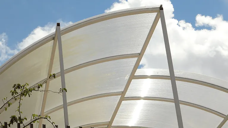 Toldo de policarbonato instalado sobre porta de entrada residencial em Curitiba